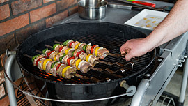 Šafránové špízy (šiškebab) na grilu