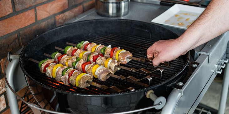 Šafránové špízy (šiškebab) na grilu