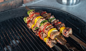 Šafránové špízy (šiškebab) na grilu