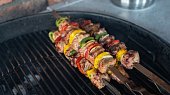 Šafránové špízy (šiškebab) na grilu