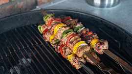 Šafránové špízy (šiškebab) na grilu
