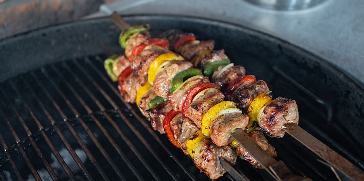 Šafránové špízy (šiškebab) na grilu