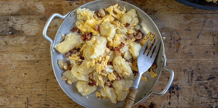 Babiččiny "nočky s vajcem a salátem"