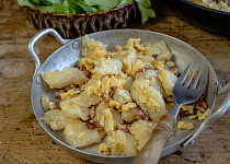 Babiččiny "nočky s vajcem a salátem"