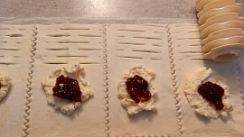 Listové koláčky s krémovou náplní a džemem