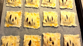 Listové koláčky s krémovou náplní a džemem