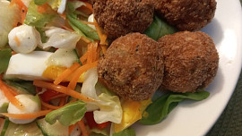 Masové kuličky s letním salátem, mozzarellou a vejci