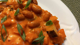 Borlotti fazole se zeleninou v pikantní omáčce