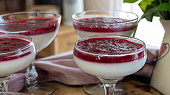 Panna cotta s malinovou omáčkou
