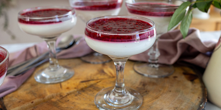 Panna cotta s malinovou omáčkou