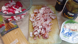 Spaghetti s Lučinou, anglickou slaninou a ředkvičkami