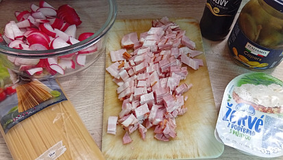 Spaghetti s Lučinou, anglickou slaninou a ředkvičkami