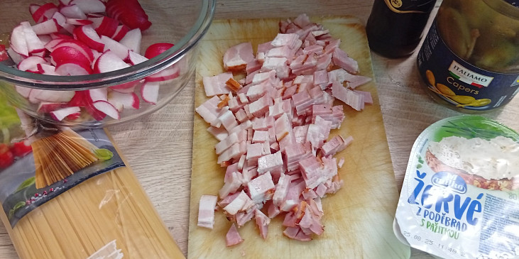 Spaghetti s Lučinou, anglickou slaninou a ředkvičkami
