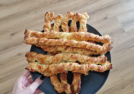 Sýrové tyčinky z listového těsta