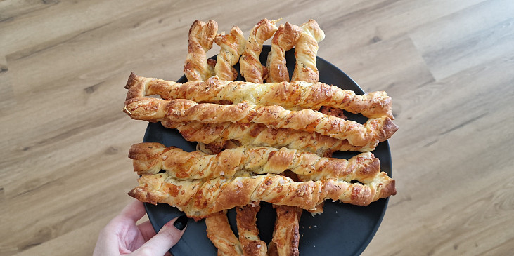 Sýrové tyčinky z listového těsta