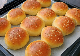 Hamburgerové bulky (včetně celozrnné varianty)