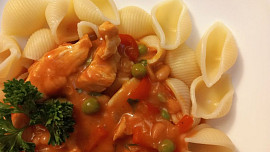 Kuřecí nudličky v omáčce z fazolek s paprikou a hráškem