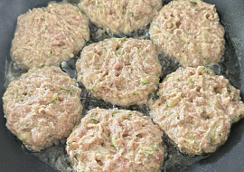 Karbanátky s cuketou jako obláčky