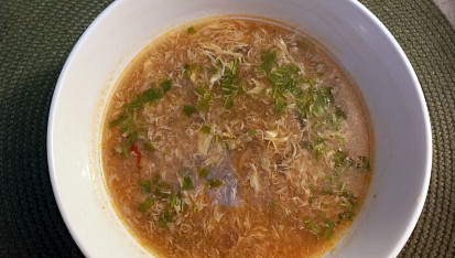 Ostře-kyselá vietnamská polévka jako z asijského bistra