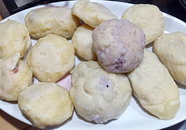 Ovocné tvarohové knedlíky (Knedlíky každý plněný něčím jiným, jahodami, borůvkami, merunkami...)