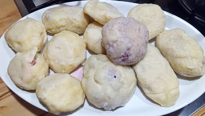Ovocné tvarohové knedlíky, Knedlíky každý plněný něčím jiným, jahodami, borůvkami, merunkami...