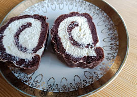 Roláda Peříčko (Roláda a dvě šlehačky .. mňam :-))