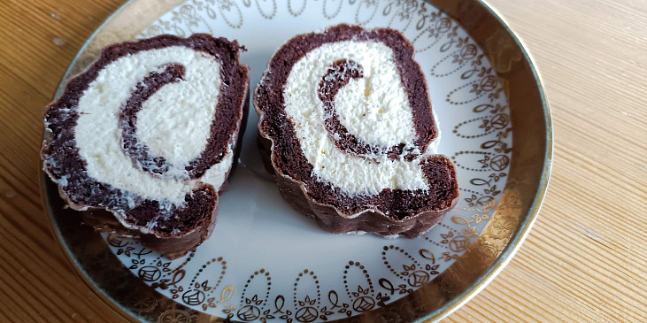Roláda Peříčko (Roláda a dvě šlehačky .. mňam :-))