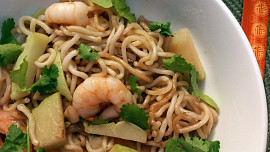 Čajot restovaný s krevetami a nudlemi z jedné pánve