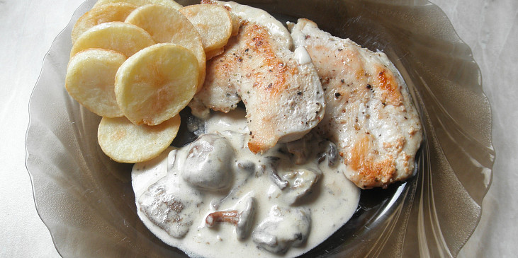 Kuřecí steak s houbovou omáčkou (Kuřecí steak s houbovou omáčkou)