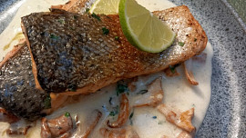 Losos s liškami ve smetanové omáčce