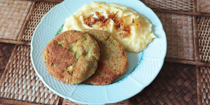 Cuketové placky a šťouchané brambory (Cuketové placičky s braborovo, česnek, mrkvovou…)