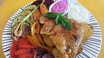 Grilovaný kuřecí steak se zeleninou a dipem