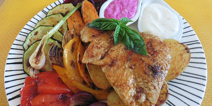 Grilovaný kuřecí steak se zeleninou a dipem
