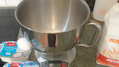 Meruňkové knedlíky plněné oříškovým máslem, citrónový sorbet