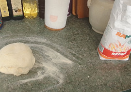 Meruňkové knedlíky plněné oříškovým máslem, citrónový sorbet