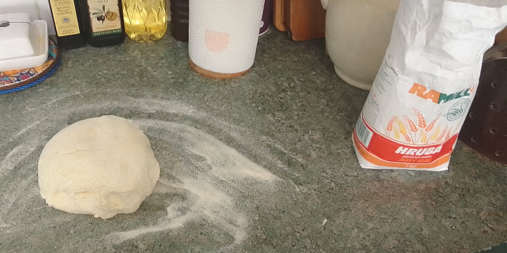 Meruňkové knedlíky plněné oříškovým máslem, citrónový sorbet