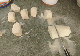 Meruňkové knedlíky plněné oříškovým máslem, citrónový sorbet