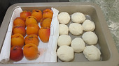 Meruňkové knedlíky plněné oříškovým máslem, citrónový sorbet