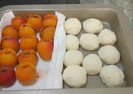 Meruňkové knedlíky plněné oříškovým máslem, citrónový sorbet