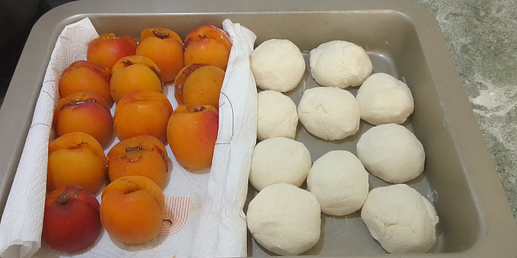 Meruňkové knedlíky plněné oříškovým máslem, citrónový sorbet