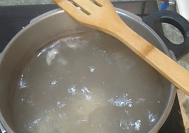 Meruňkové knedlíky plněné oříškovým máslem, citrónový sorbet