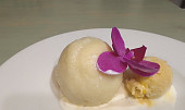 Meruňkové knedlíky plněné oříškovým máslem, citrónový sorbet