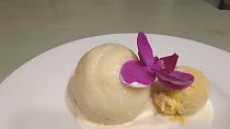 Meruňkové knedlíky plněné oříškovým máslem, citrónový sorbet