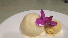Meruňkové knedlíky plněné oříškovým máslem, citrónový sorbet