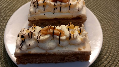 Ořechové řezy s džemem, Lotuskami a mascarpone krémem