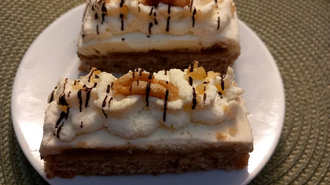 Ořechové řezy s džemem, Lotuskami a mascarpone krémem