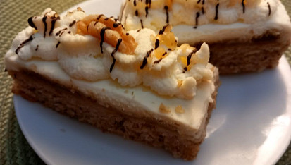 Ořechové řezy s džemem, Lotuskami a mascarpone krémem