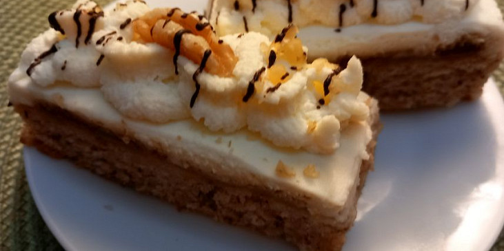 Ořechové řezy s džemem, lotuskami a mascarpone krémem