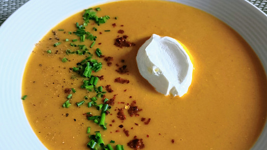 Pikantní polévka z červené čočky s mrkví a kurkumou