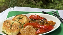 Pikantní vepřová kýta s lívanečky s pažitkou